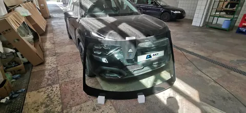 Citroën C4 – the new windshield, next to the car