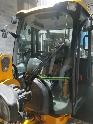 JCB – il nuovo vetro anteriore, con il nastro ancora sopra