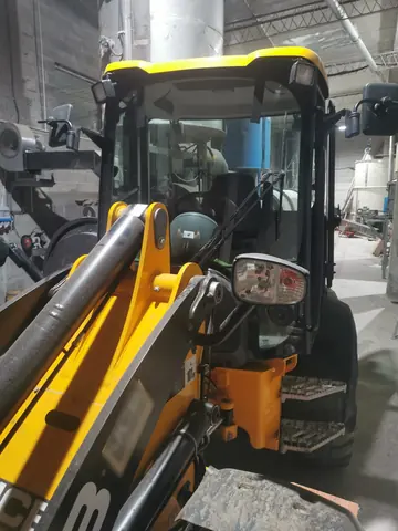 JCB – la cabina vista davanti, con il vetro nuovo