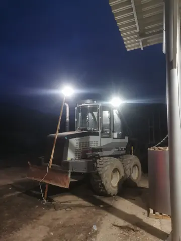 Logset 6F – la macchina di sera, alla luce dei fari da lavoro