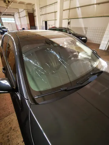 Mercedes-Benz S-Class – the broken windshield, before replacement