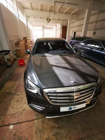 Mercedes-Benz S-Class – the old windshield, removed