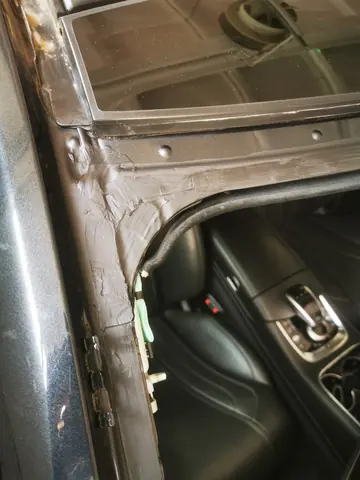 Mercedes-Benz S-Class – upper corner of the frame