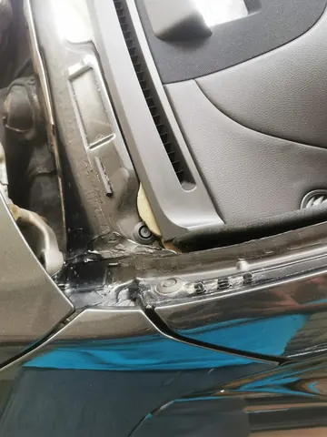 Mercedes-Benz S-Class – lower corner of the frame