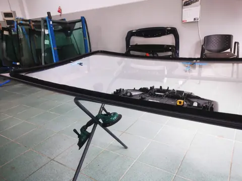 Mercedes-Benz S-Class – the new windshield, on a stand