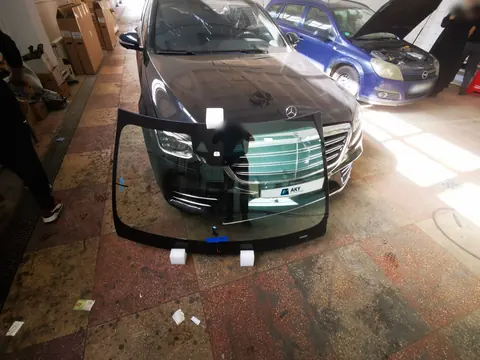 Mercedes-Benz S-Class – the new windshield, next to the car