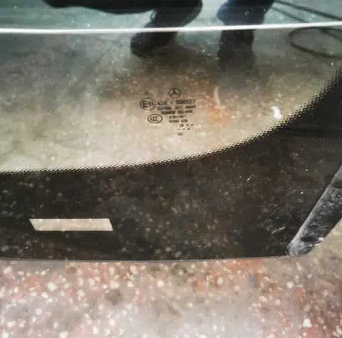 Mercedes-Benz S-Class – the marking on one of the windshields