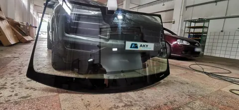 Porsche Cayenne – the new windshield, next to the car