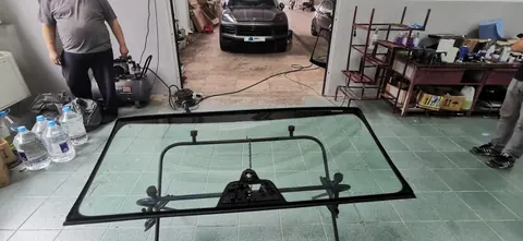Porsche Cayenne – the new windshield, with the fitting suction cups