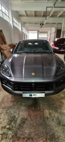 Porsche Cayenne – the new windshield, fitted