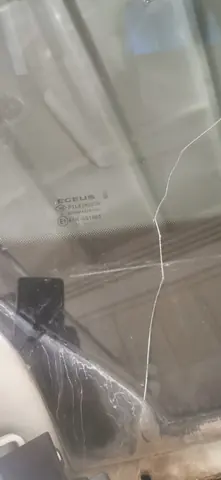 Renault Master – the cracked windshield, before replacement