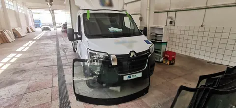Renault Master – the new windshield, next to the car