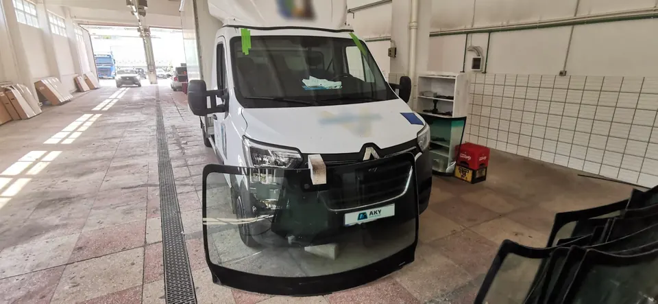 Renault Master – parbrizul nou, lângă mașină, în atelierul AKY Car Glass