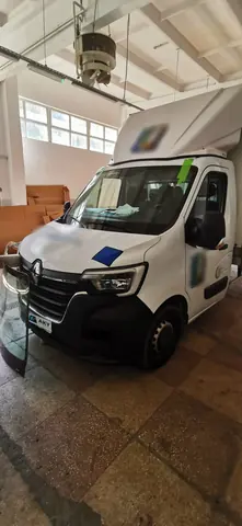Renault Master – the new windshield, fitted