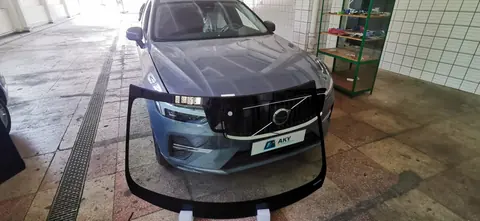 Volvo XC60 – the new windshield, next to the car