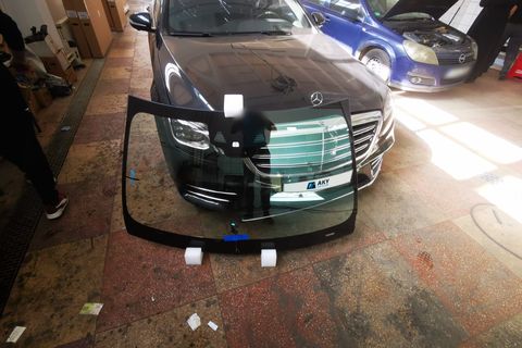 Mercedes-Benz Clasa S – parbrizul nou, lângă mașină