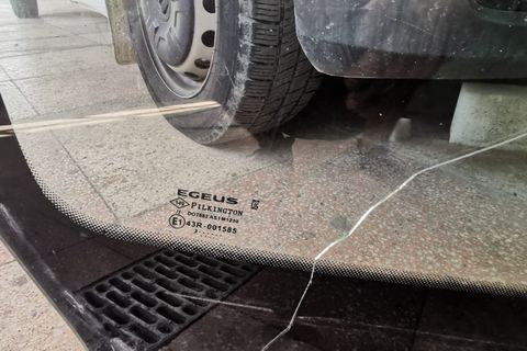 Renault Master – parbrizul vechi, fisurat, scos de pe mașină