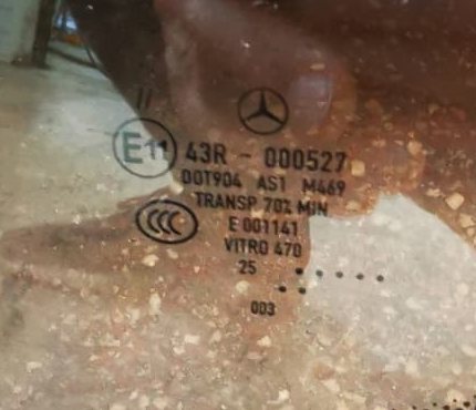 Marcajul din colțul unui parbriz nou: omologarea, standardele și producătorul sticlei